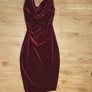Chic Velvet Midi Dress in Deep Burgundy